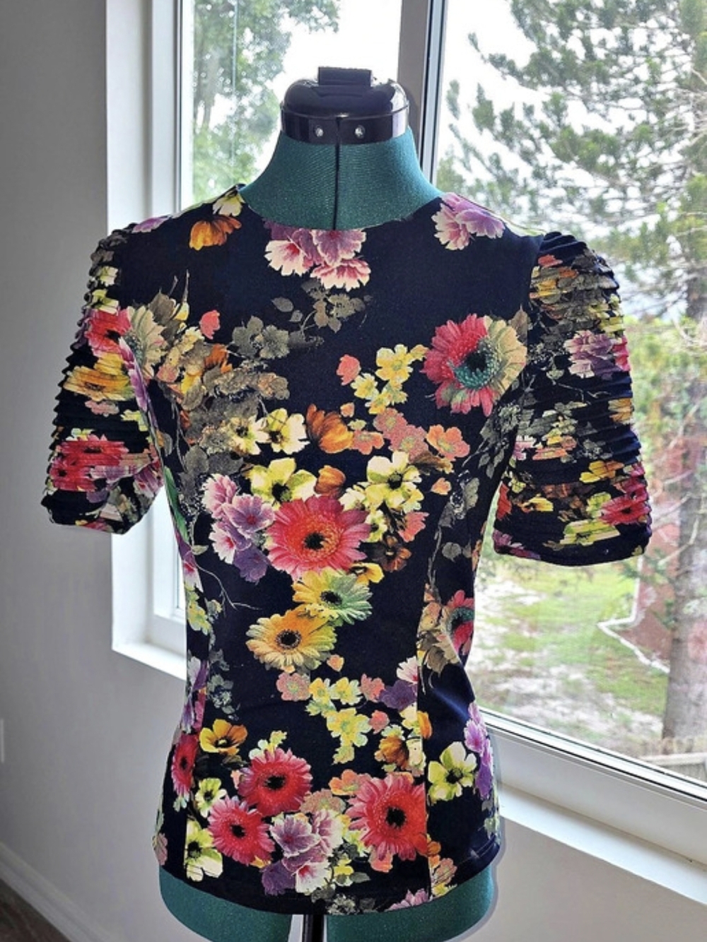 Gracia Top Floral Short Sleeve Top in Navy & Multicolor Like New